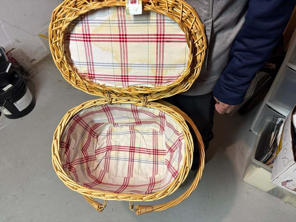 Picnic Time Picnic Basket Oval Willow with Plaid Lining